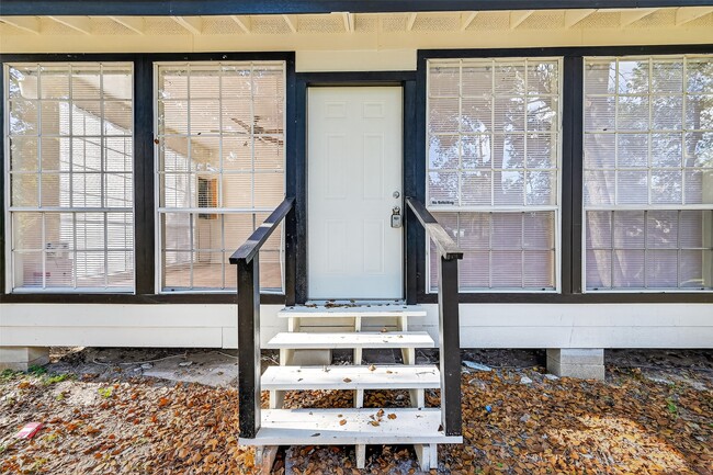 Building Photo - 16643 Lake Cir