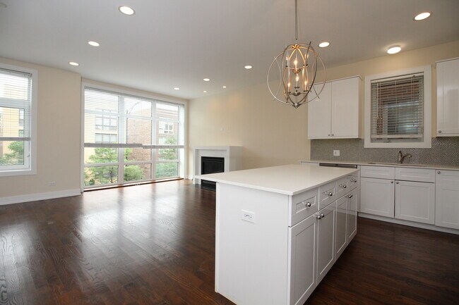 Foto del edificio - 3643 W Montrose Ave