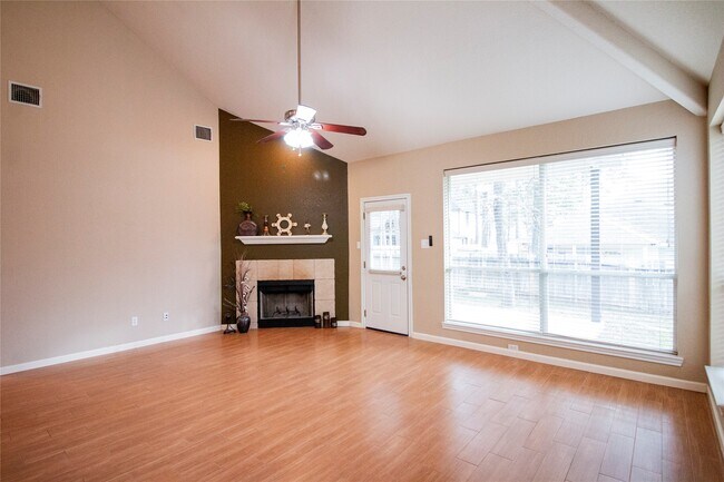 Foto del edificio - 3318 Shadowcrest Ct