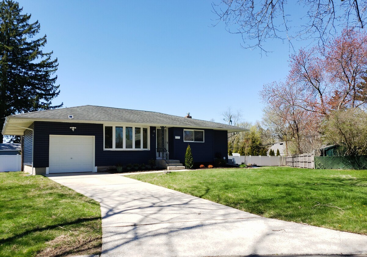 Foto principal - 8 Flint Ct