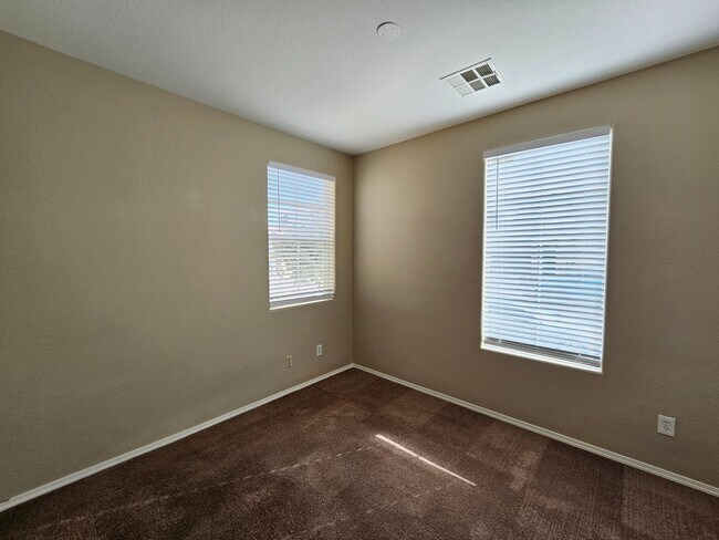 Building Photo - 4 Bedroom Summerlin Home w/ 1st Floor Prim...