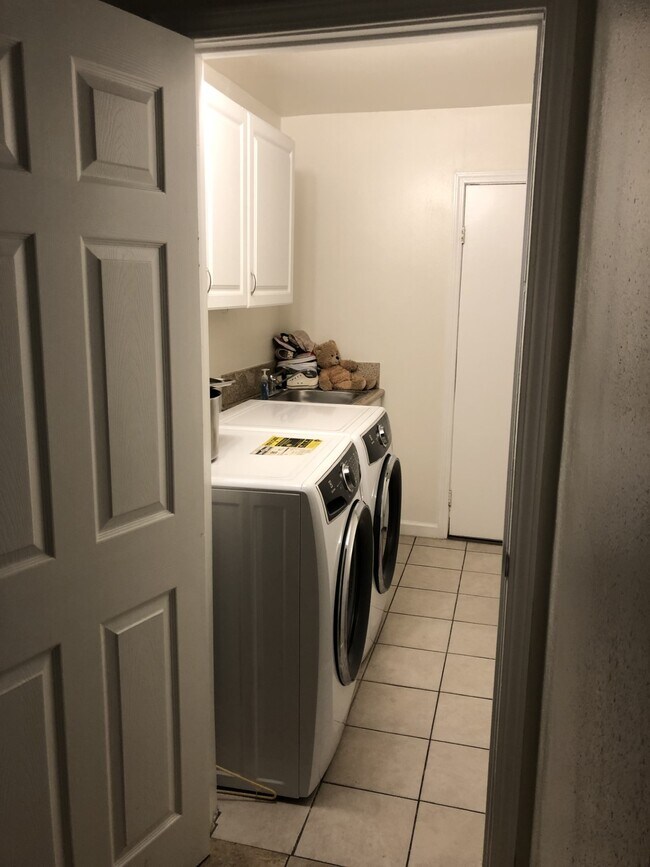 Building Photo - 13638 Persimmon Rd