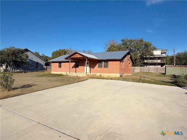 Building Photo - 1616 Lonesome