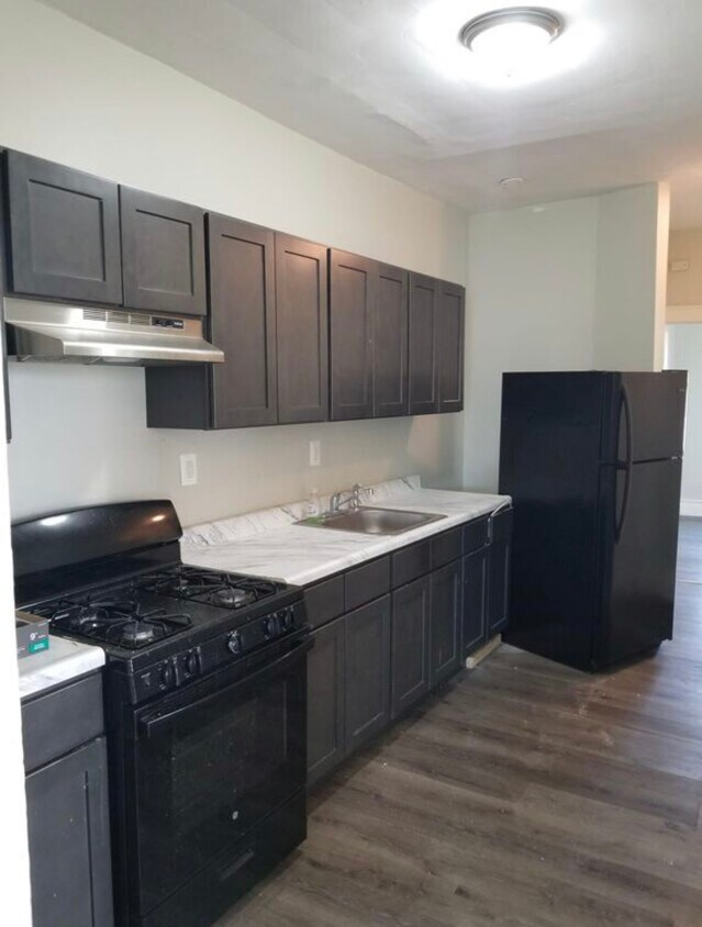 917 Grove St 3A - 916 Grove St