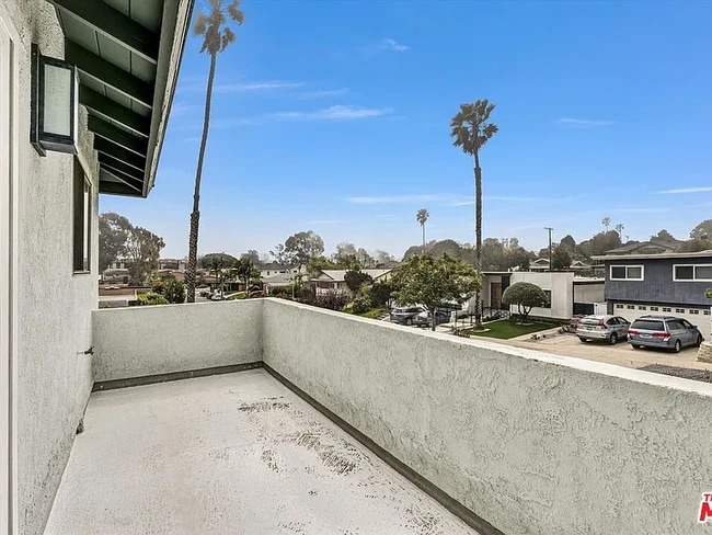 Front deck - 8204 Calabar Ave