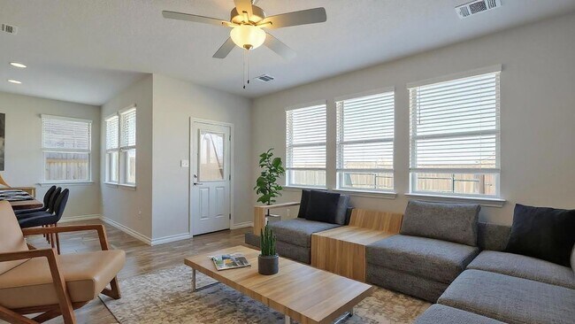 Foto del edificio - 798 Eves Necklace Dr.