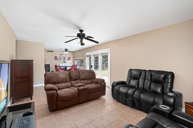 Foto del edificio - 3384 P Ave