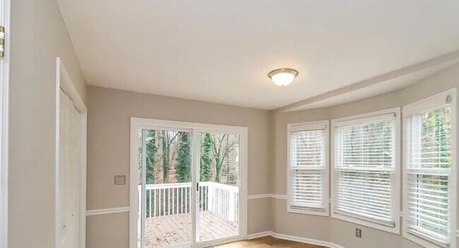 Foto del edificio - 6320 Hillcrest Way