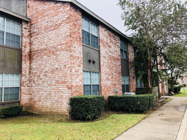 Building Photo - River Bend Apartments