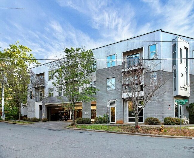 Foto del edificio - Industrial Corner 2BD/2BA Condo at Steelhaus in Plaza Midwood!