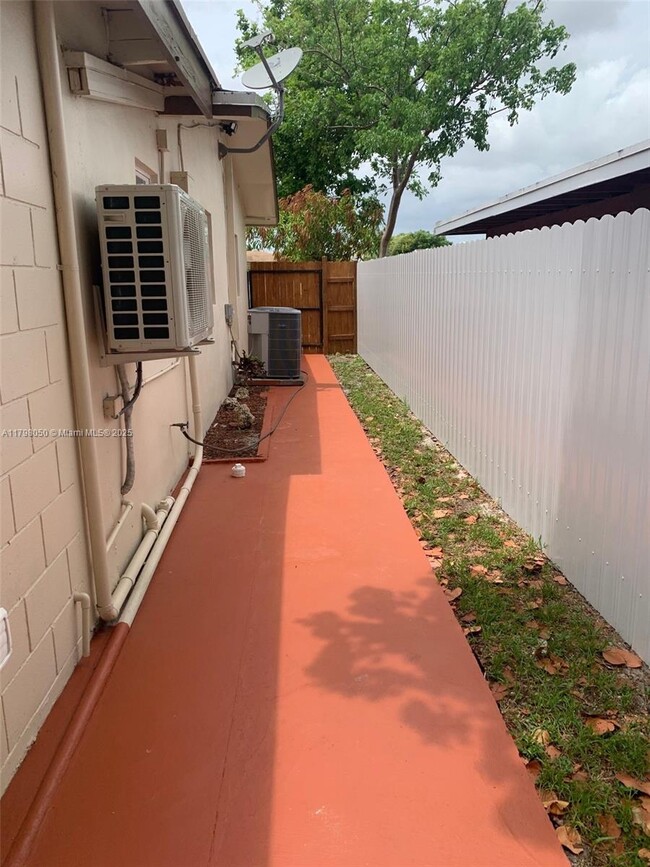 Foto del edificio - 3840 NW 176th St
