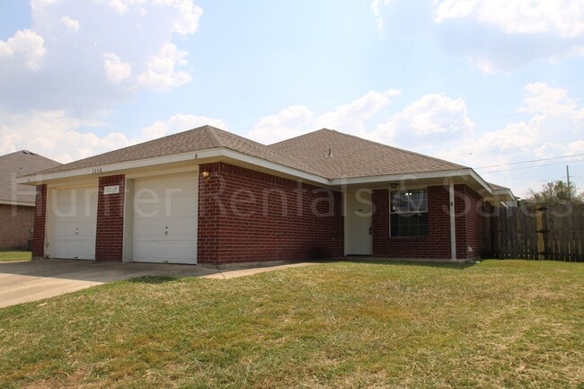Building Photo - Spacious Duplex!