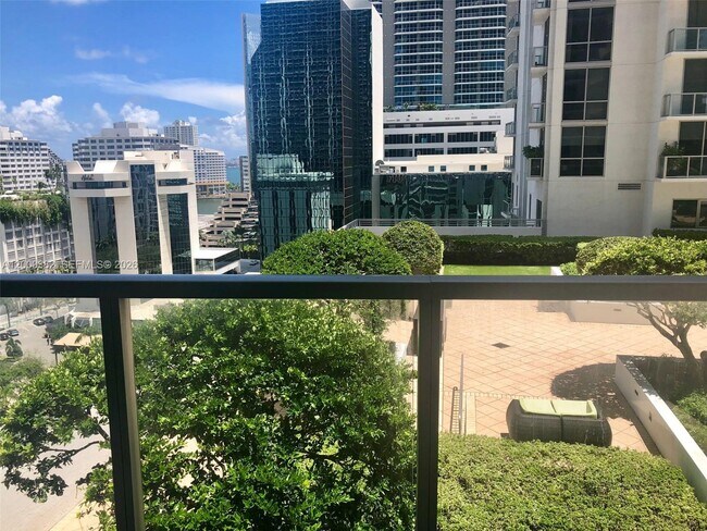 Foto del edificio - 1050 Brickell Ave
