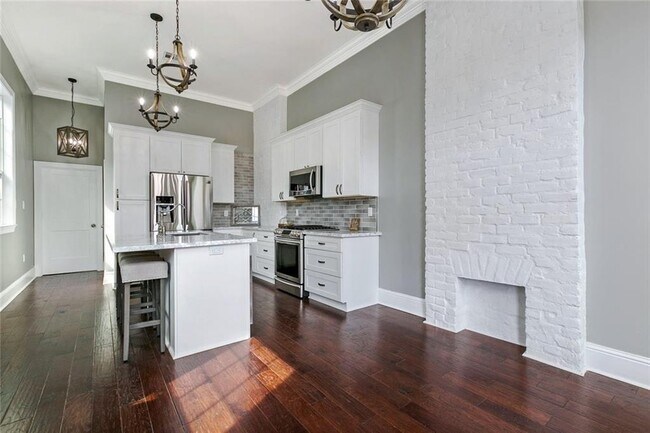 Building Photo - 2105 Rousseau St