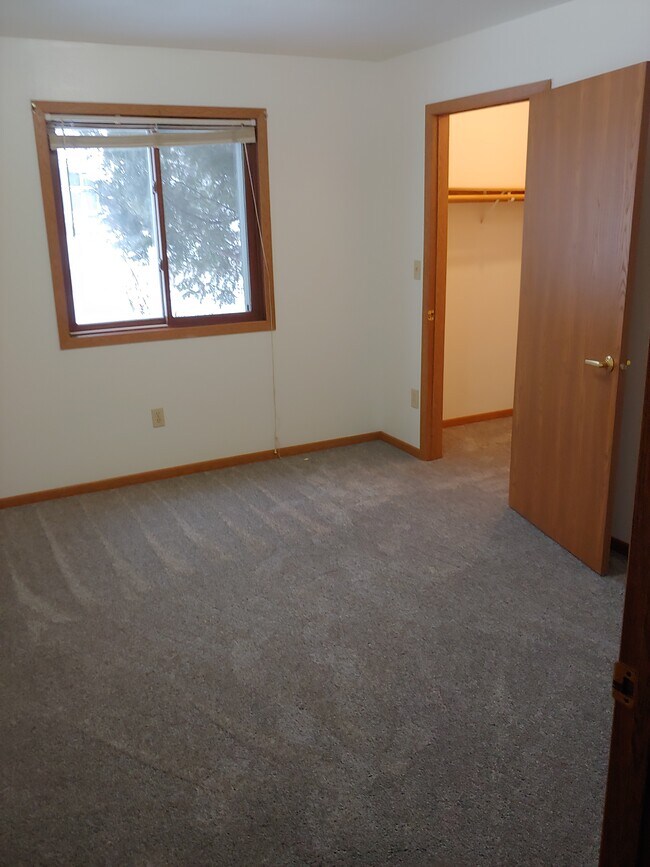 Building Photo - 424 Norwood Dr