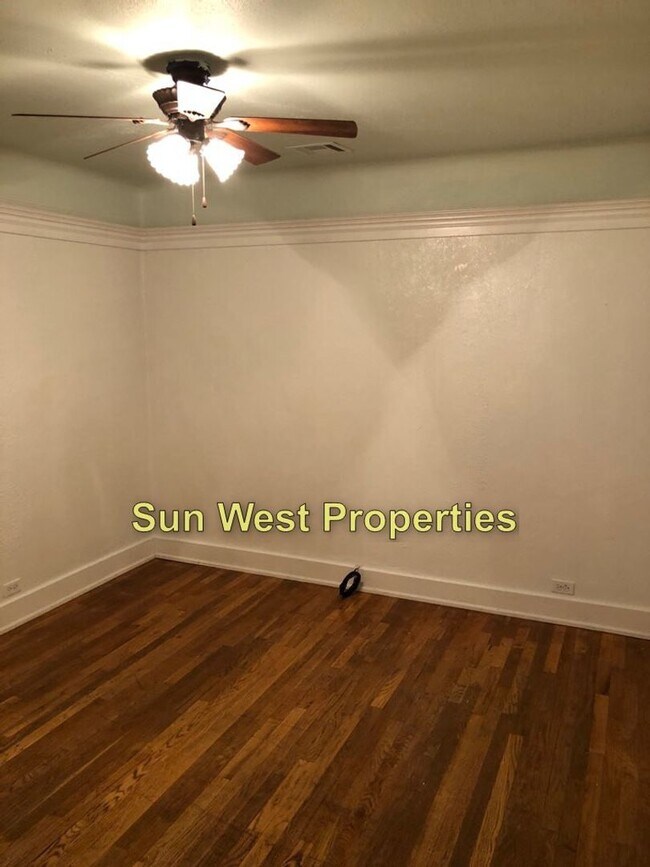 Building Photo - 4 Bed, 2 Bath close to Downtown