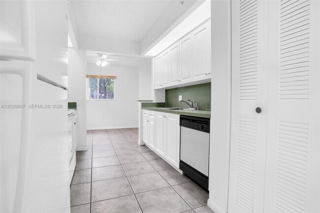 Foto del edificio - 900 SW 142nd Ave