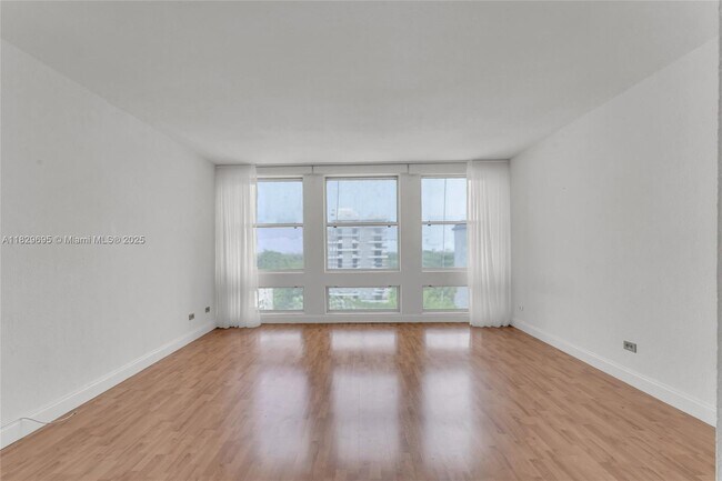 Foto del edificio - 700 Biltmore Way