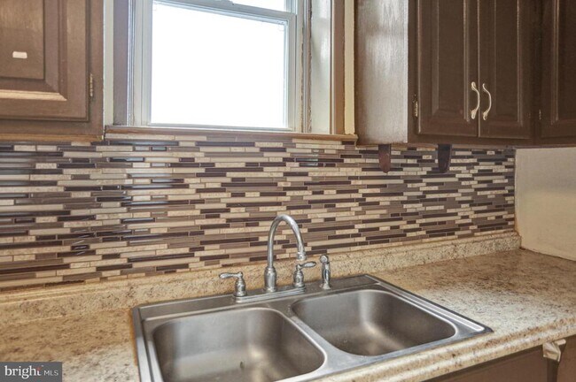 Building Photo - 1257 Eckert Ave