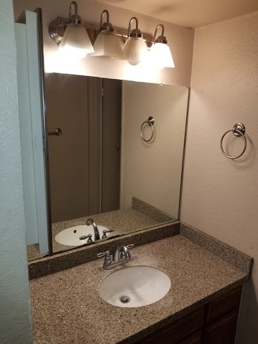 Baño n.° 1 - 200 Elm Ave