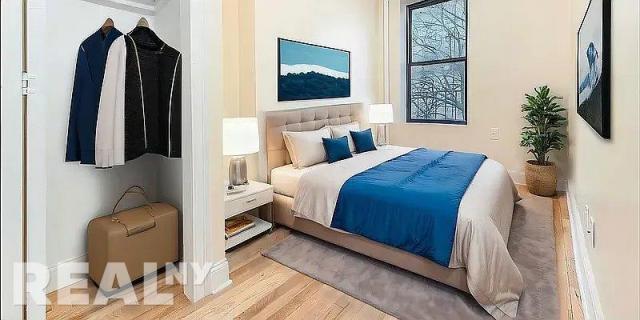 Foto principal - 3 bedroom in New York NY 10009