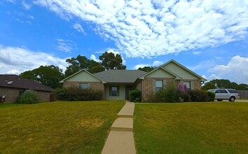 Building Photo - 800 Jaxon Dr