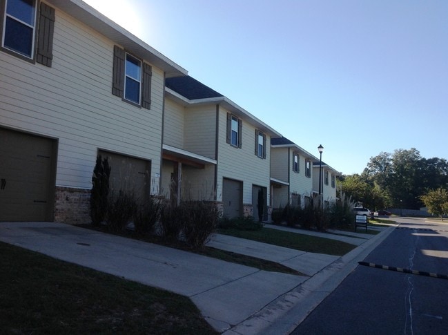 Building Photo - Arbor Lake