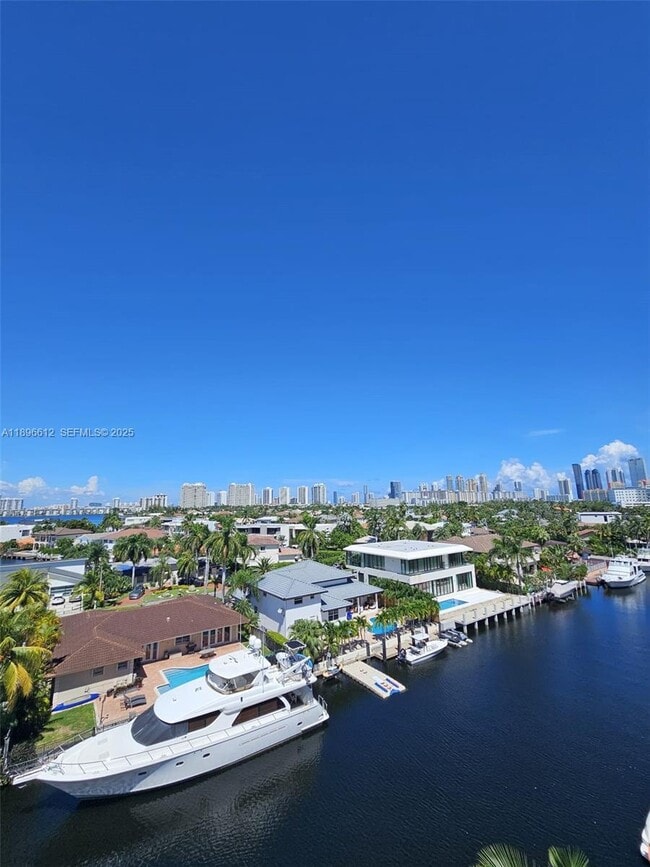 Foto del edificio - 2935 NE 163rd St