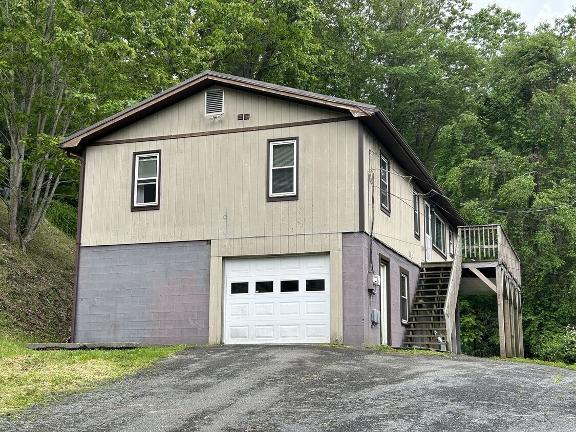 Foto principal - Three-Bedroom Upper Duplex Near Downtown B...