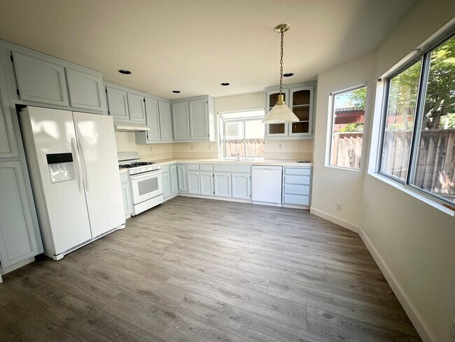 Foto del edificio - Beautifully Updated 3 Bedroom in Milpitas!