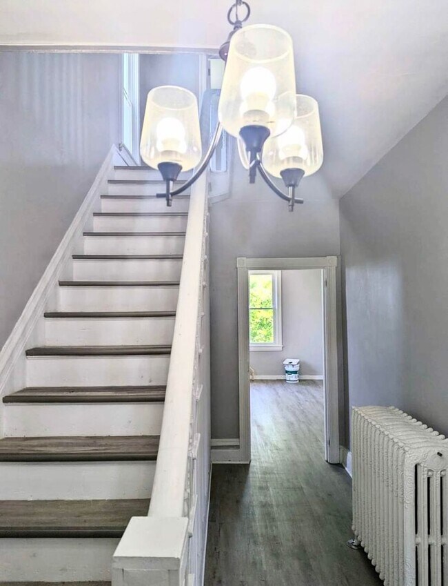 Building Photo - Bright and spacious