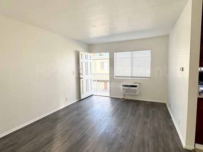 Foto del edificio - 6624 Sylmar Ave