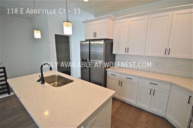 Foto del edificio - Stunning 4 Bedroom Sandy Townhome! No Depo...