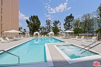 Building Photo - 100 S Doheny Dr