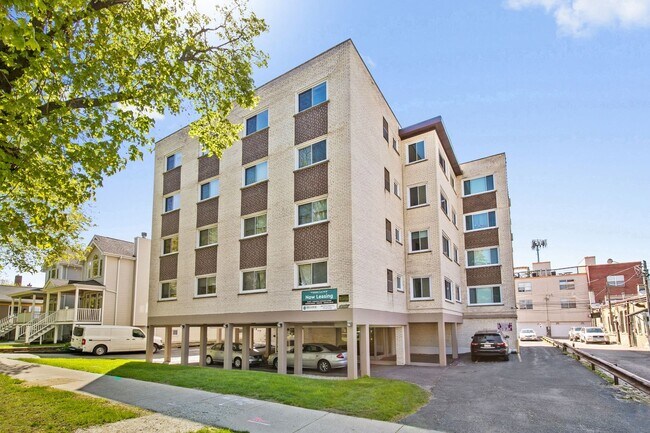 Building Photo - 2327 W Lunt Ave