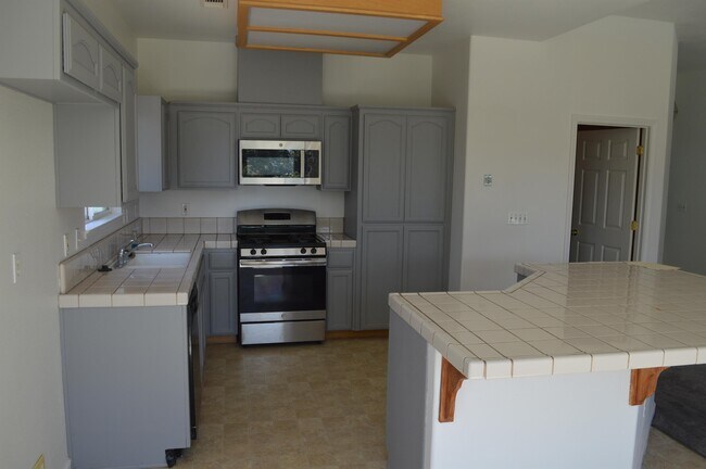 Building Photo - 2128 Kennedy Ct