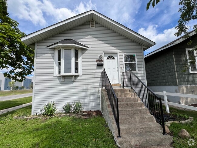 Building Photo - 1122 W 144th St