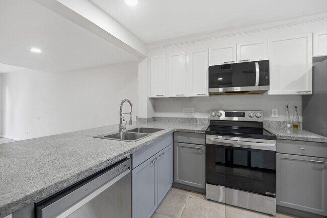 Building Photo - 642 NE 195th St