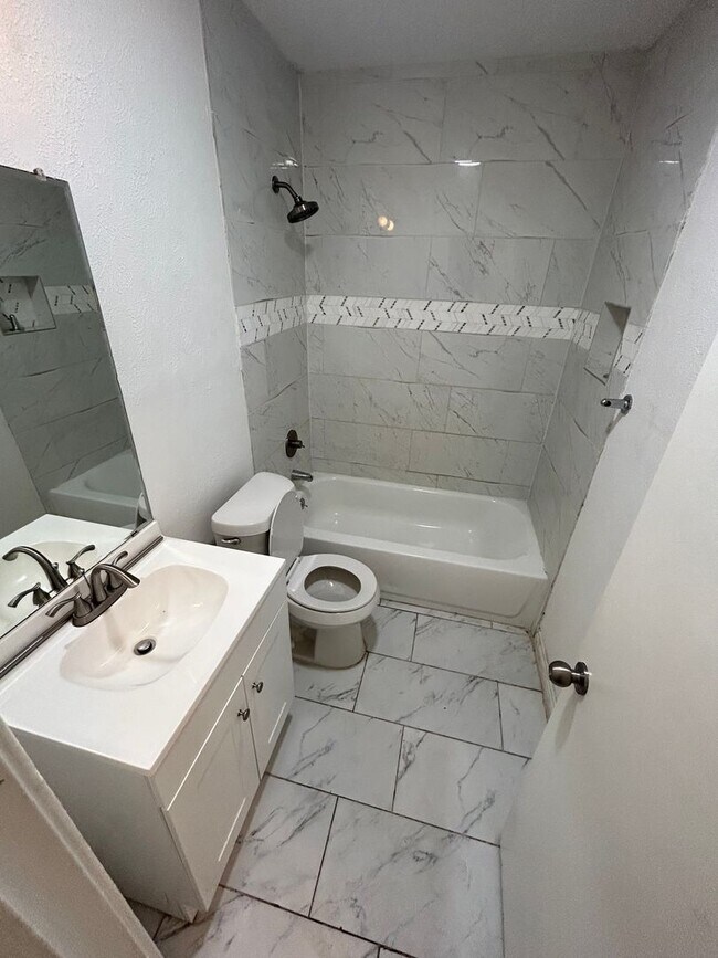 Foto del edificio - Fabulously maintained 1 bedroom with beautiful surrounding