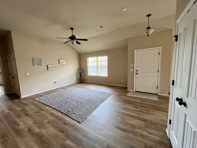 Foto del edificio - F House Heritage Oaks Dr