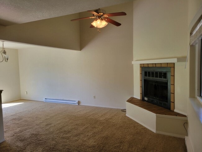 Building Photo - 1 bed, 1 bath w/ loft and office Townhouse...