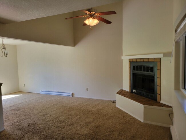Foto del edificio - 1 bed, 1 bath w/ loft and office Townhouse...