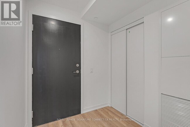 Photo du bâtiment - 1808-1808 St Clair Ave W