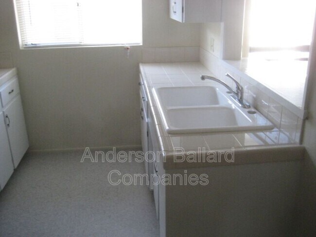 Foto del edificio - 7617 Comstock Ave