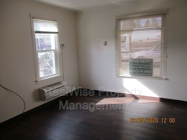 Building Photo - 707 NE 6th St