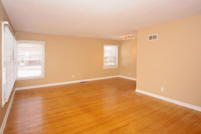 Foto del edificio - 5755 Primrose Ave
