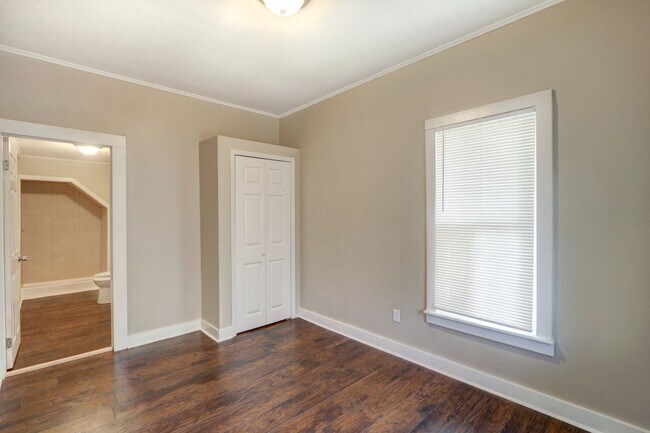 Building Photo - 2425