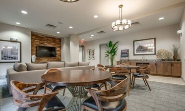 Building Photo - 500 Crawford St