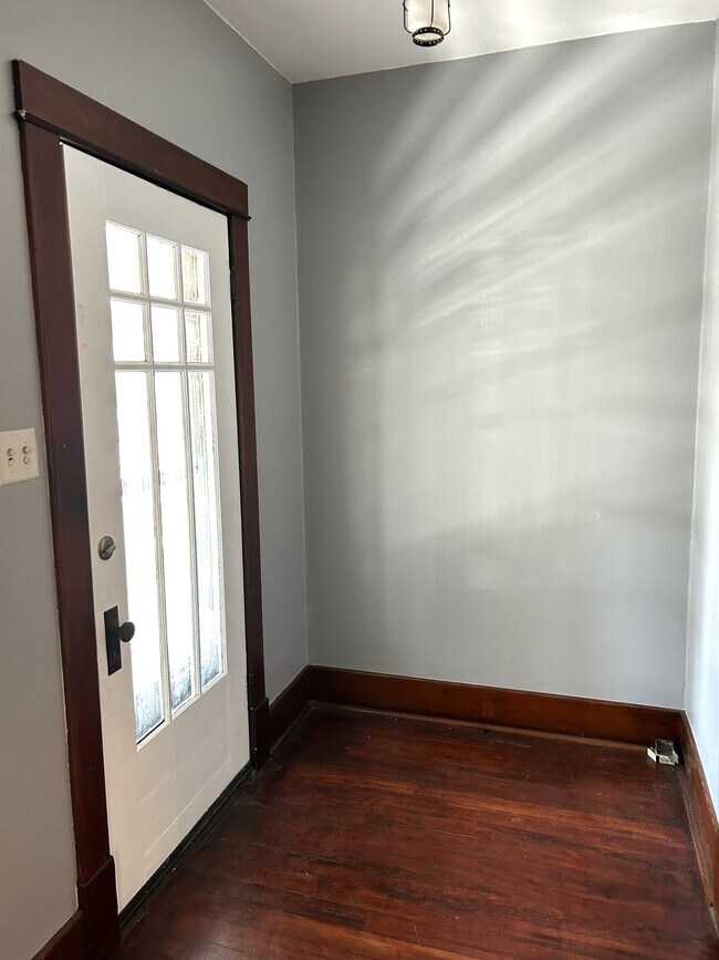 Foyer - 16 Iowa Ave