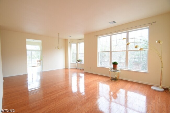 Building Photo - 213 4 Seasons Dr